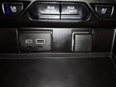 Used 2021 Chevrolet Suburban Premier image 25