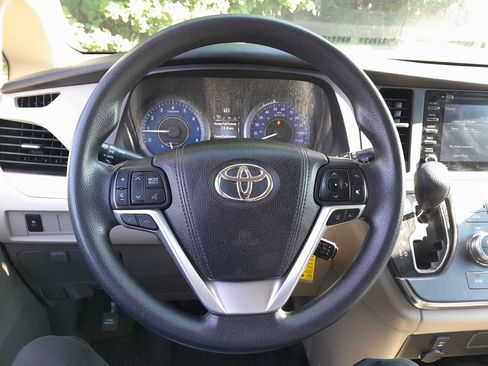 Used 2018 Toyota Sienna LE AWD/4WD image 17