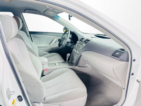 Used 2011 Toyota Camry LE FWD image 12