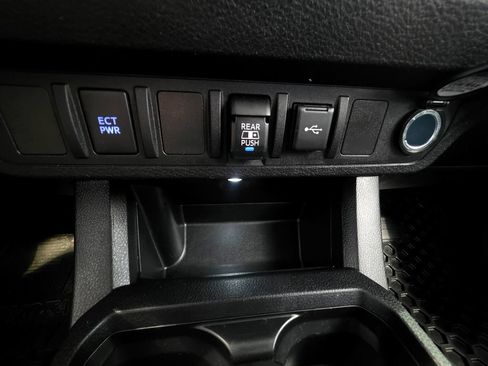 Used 2020 Toyota Tacoma TRD Sport AWD/4WD image 36