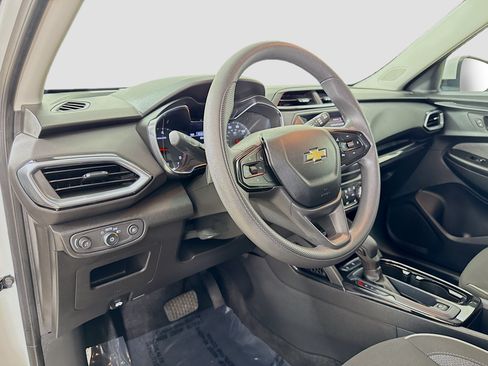Used 2023 Chevrolet TrailBlazer LT FWD image 9