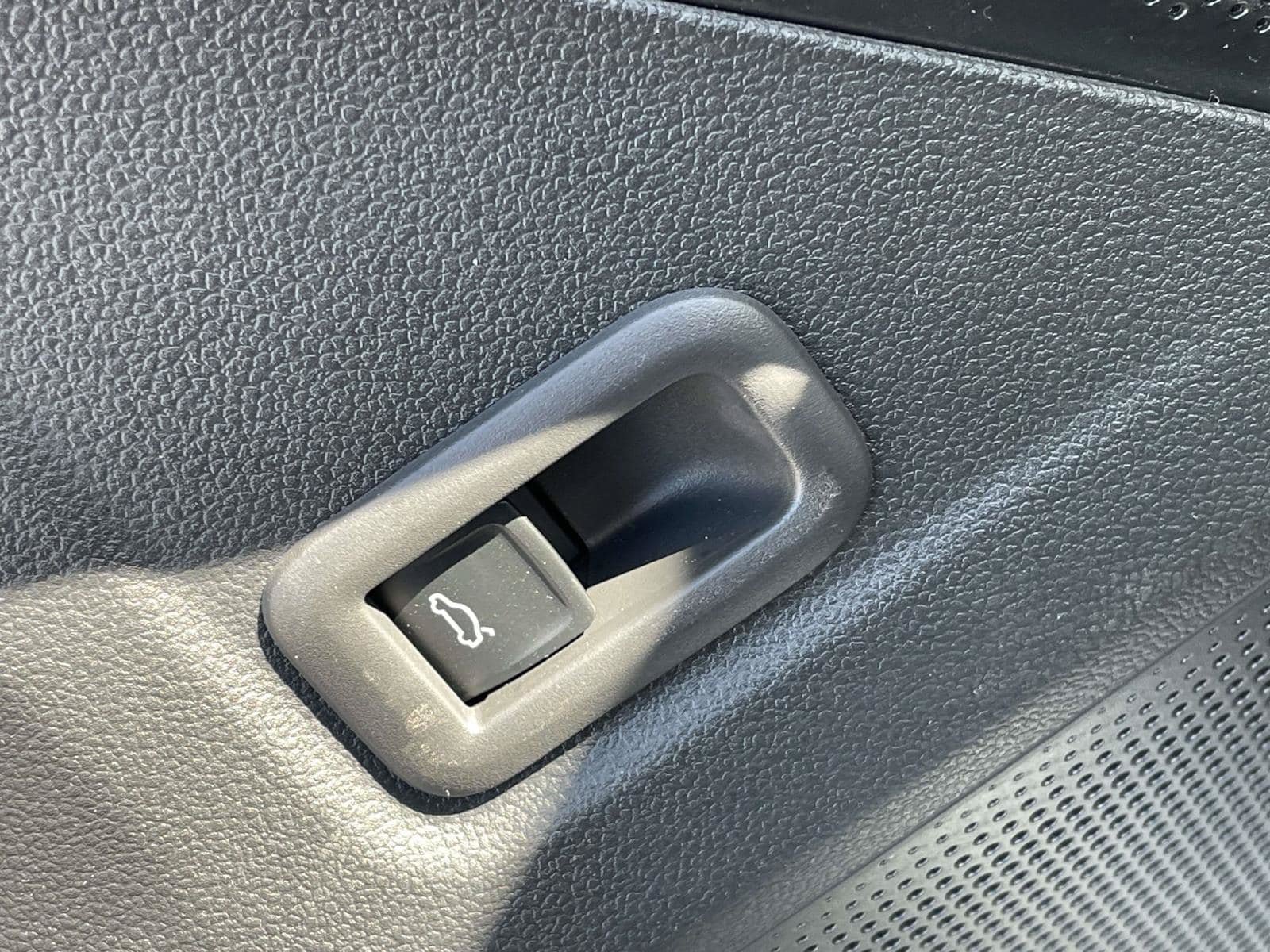 New 2026 Volkswagen Tiguan SE R-Line FWD image 18