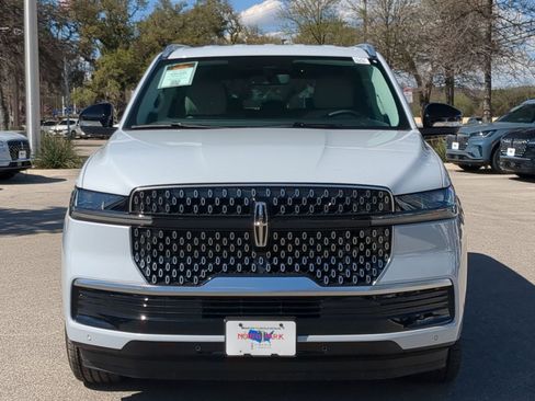 New 2026 Lincoln Navigator Premiere image 8