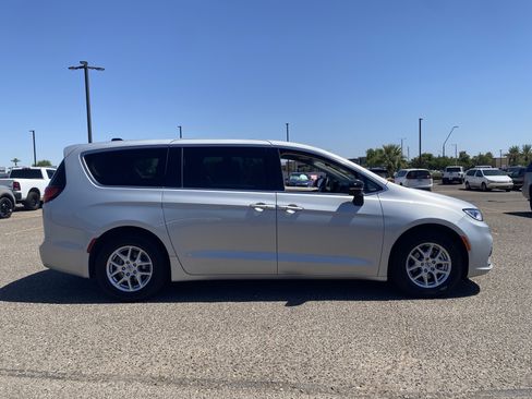 Used 2024 Chrysler Pacifica Touring-L FWD image 6