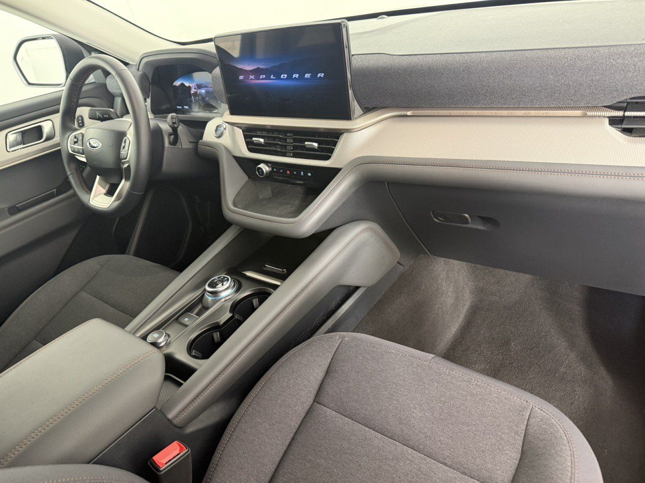 Used 2025 Ford Explorer Active AWD/4WD image 11