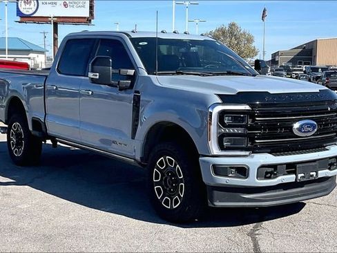 Used 2025 Ford F250 Platinum w/ FX4 Off-Road Package image 2