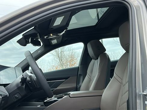 Used 2024 BMW 530i xDrive w/ Premium Package image 10