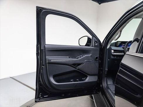 New 2027 Lincoln Navigator Premiere RWD image 23