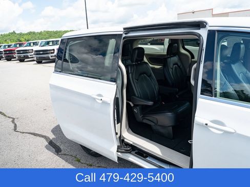 Used 2023 Chrysler Pacifica Touring-L FWD image 15