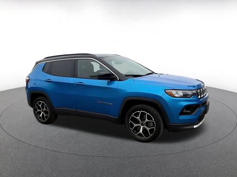 Used 2025 Jeep Compass Limited AWD/4WD image 2