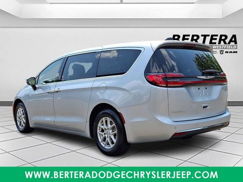 Certified 2023 Chrysler Pacifica Touring-L FWD image 4