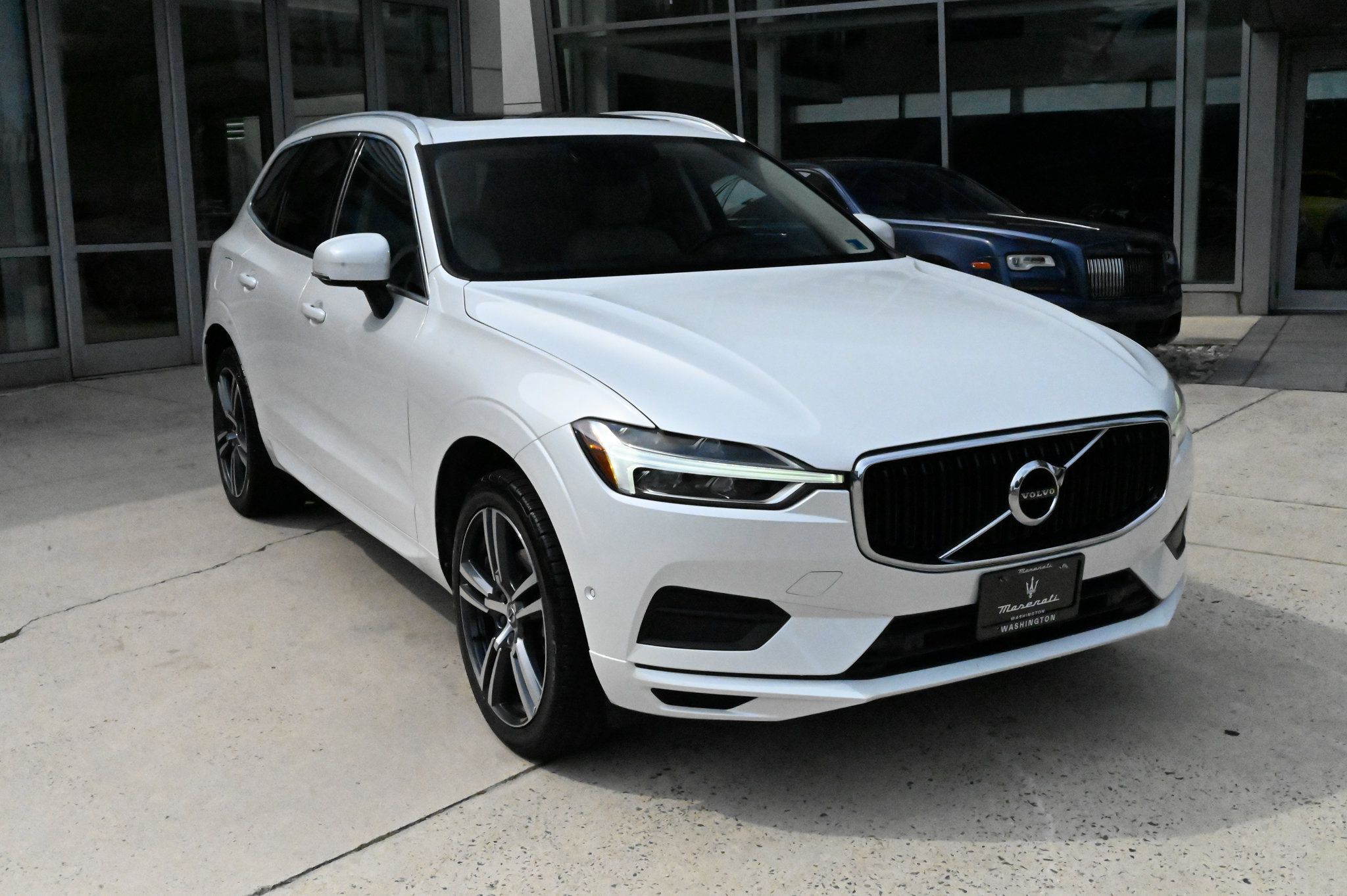 Used 2019 Volvo XC60 T5 Momentum w/ Multimedia Package AWD/4WD image 3