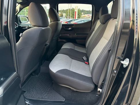 Used 2022 Toyota Tacoma TRD Off-Road image 22