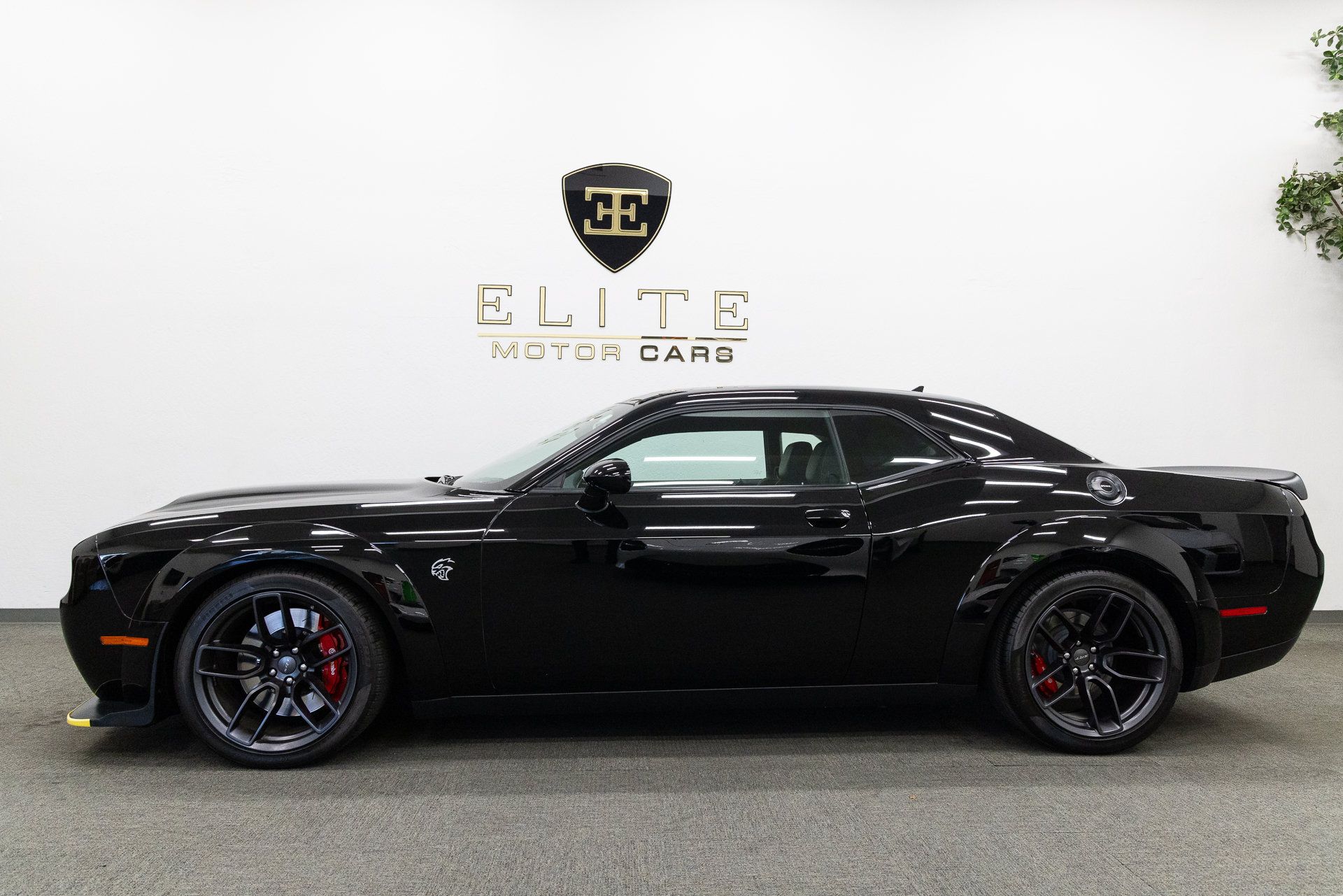 Used 2019 Dodge Challenger SRT Hellcat RWD image 2