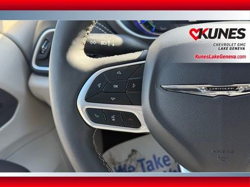 Used 2024 Chrysler Pacifica Select image 40