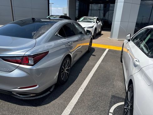 Used 2022 Lexus ES 350 w/ Premium Package FWD image 5