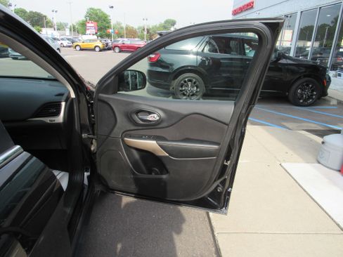 Used 2018 Jeep Cherokee Latitude FWD image 18