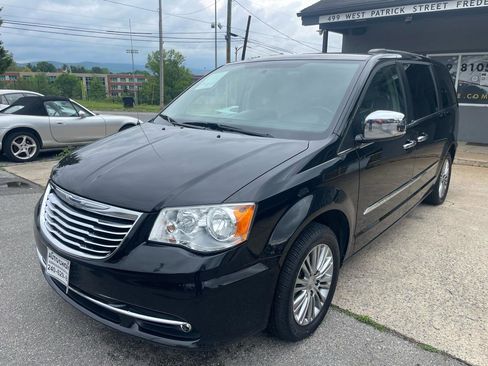 Used 2013 Chrysler Town & Country Touring-L w/ Entertainment Group #2 FWD image 4