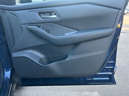 Used 2025 Nissan Rogue SV image 25