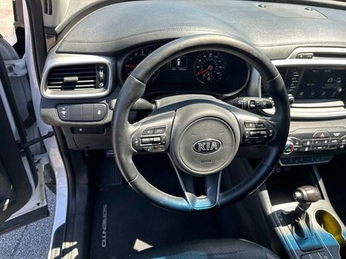 Used 2017 Kia Sorento FWD w/ LX Convenience Package image 3