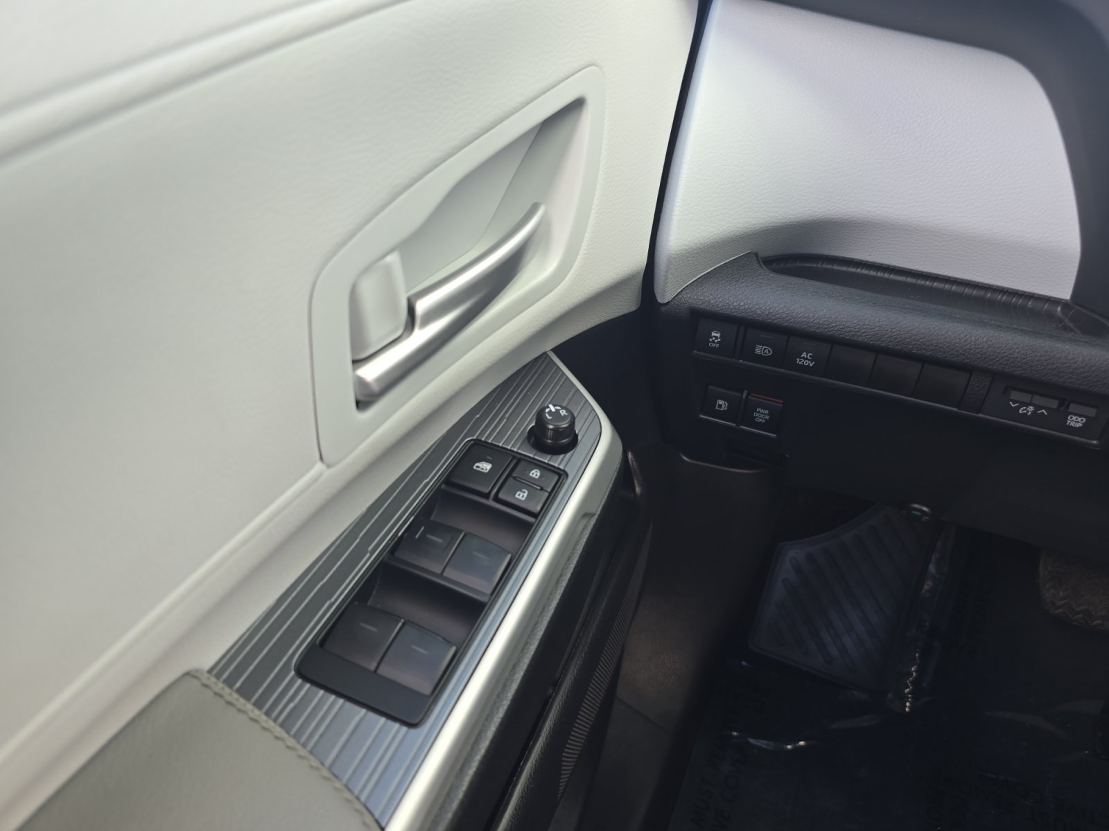 Certified 2026 Toyota Sienna XLE FWD image 20