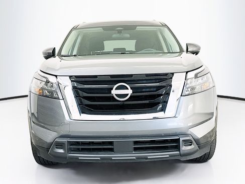 Used 2025 Nissan Pathfinder SV image 2
