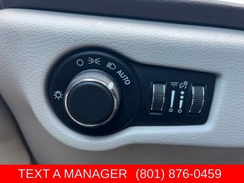 Used 2017 Chrysler Pacifica Touring FWD image 21