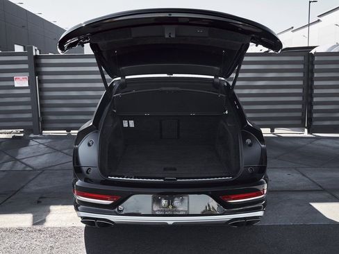 Used 2023 Bentley Bentayga Extended Wheelbase image 16