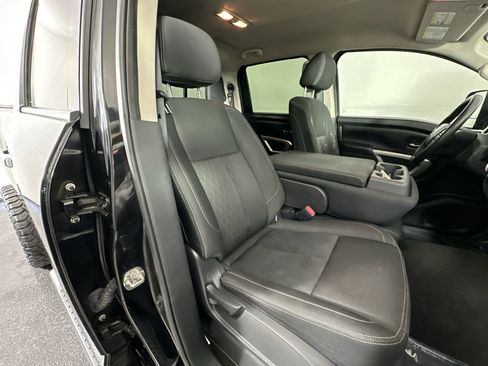 Used 2018 Nissan Titan SV image 30