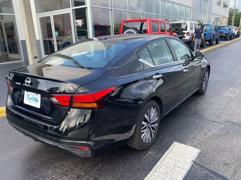 Used 2024 Nissan Altima 2.5 SV FWD image 9