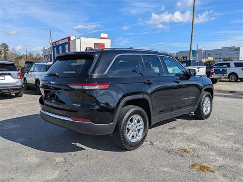 Used 2023 Jeep Grand Cherokee Laredo image 3