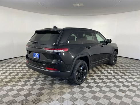 New 2025 Jeep Grand Cherokee Altitude image 6