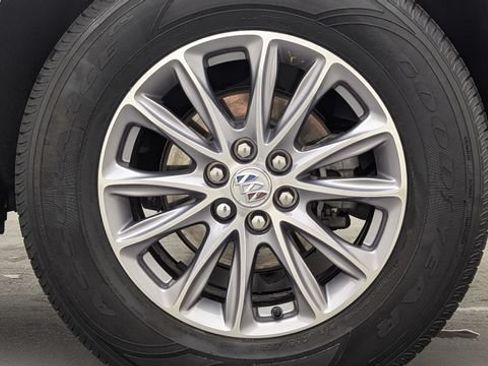 Certified 2024 Buick Enclave Essence FWD image 34