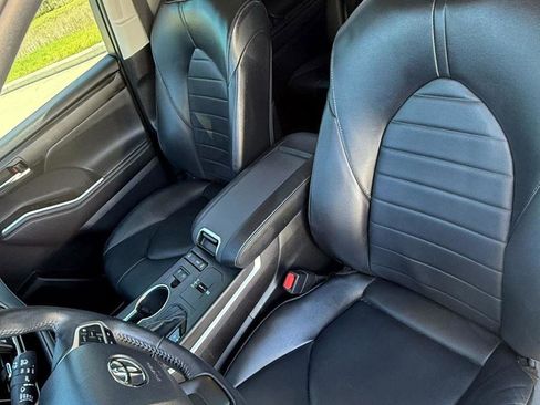 Used 2022 Toyota Highlander XLE image 10