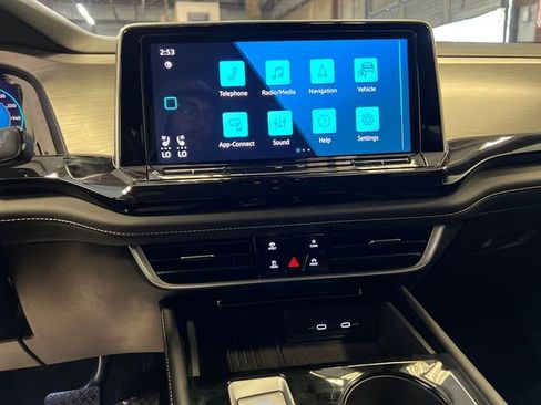 Certified 2025 Volkswagen Atlas Cross Sport SE FWD image 25