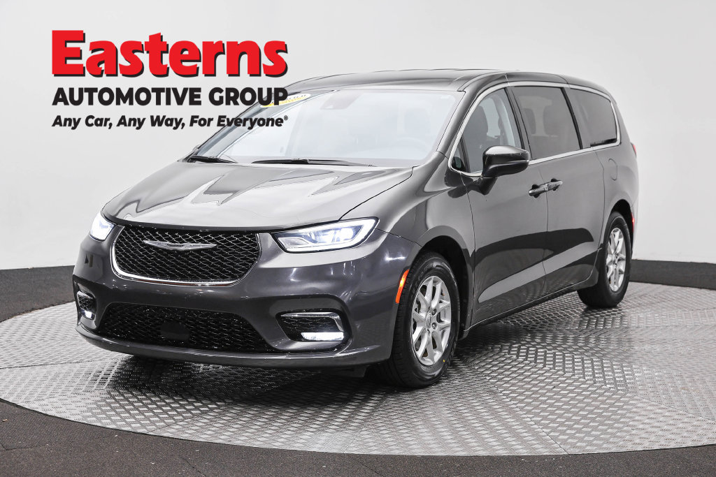 Used 2023 Chrysler Pacifica Touring-L FWD image 1