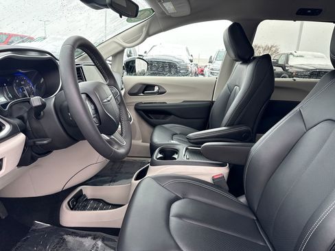 Used 2024 Chrysler Pacifica Touring-L image 15