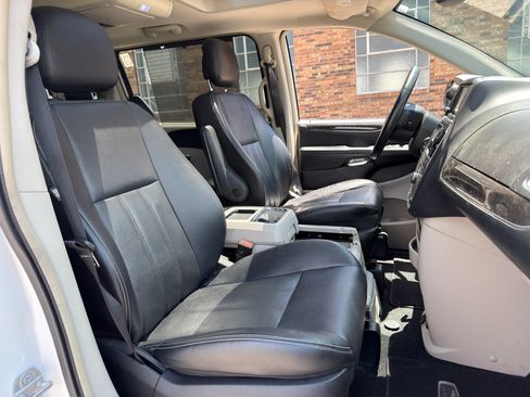 Used 2016 Chrysler Town & Country Touring-L FWD image 23