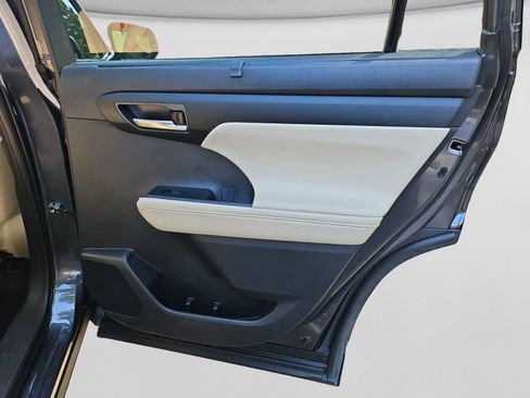 Used 2025 Toyota Highlander XLE FWD image 37