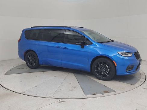 New 2026 Chrysler Pacifica Select image 2