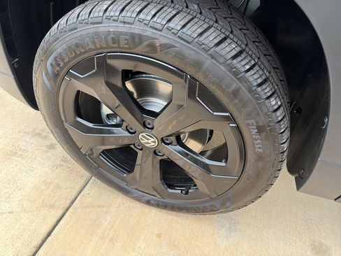 New 2026 Volkswagen Taos SE image 10