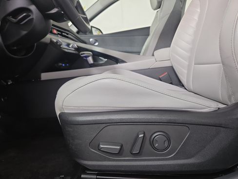 Used 2024 Hyundai Elantra Limited FWD image 32