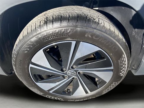 Used 2025 Volkswagen Taos SE w/ Panoramic Sunroof Package image 16