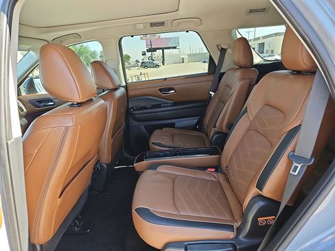 Used 2023 Nissan Pathfinder Platinum FWD image 11