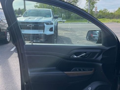 Used 2023 GMC Acadia SLE w/ Driver Convenience Package image 8