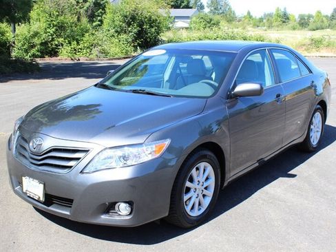 Used 2011 Toyota Camry XLE w/ XLE Extra-Value Pkg #2 FWD image 2