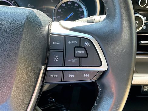 Used 2022 Toyota Highlander XLE image 18