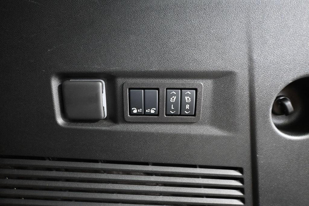 Used 2025 GMC Yukon AT4 AWD/4WD image 42