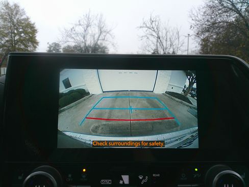 Used 2023 Toyota Highlander XLE image 24