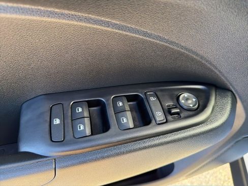 Certified 2025 Hyundai Venue SE image 16